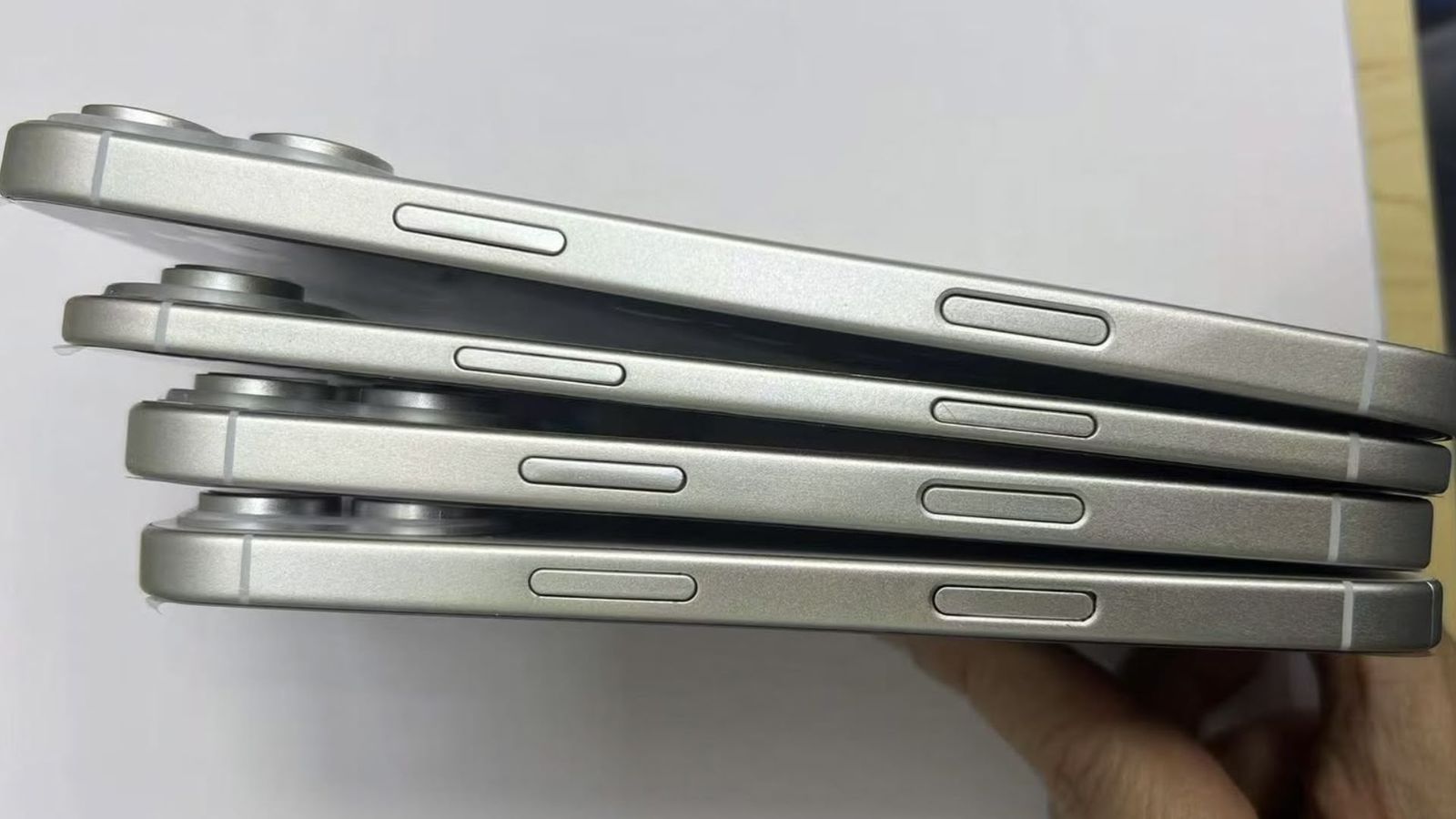 iPhone 17 Air mỏng đến mức gần bằng… nút bấm- Ảnh 1. iPhone 17 Air mỏng đến mức gần bằng… nút bấm- Ảnh 1.