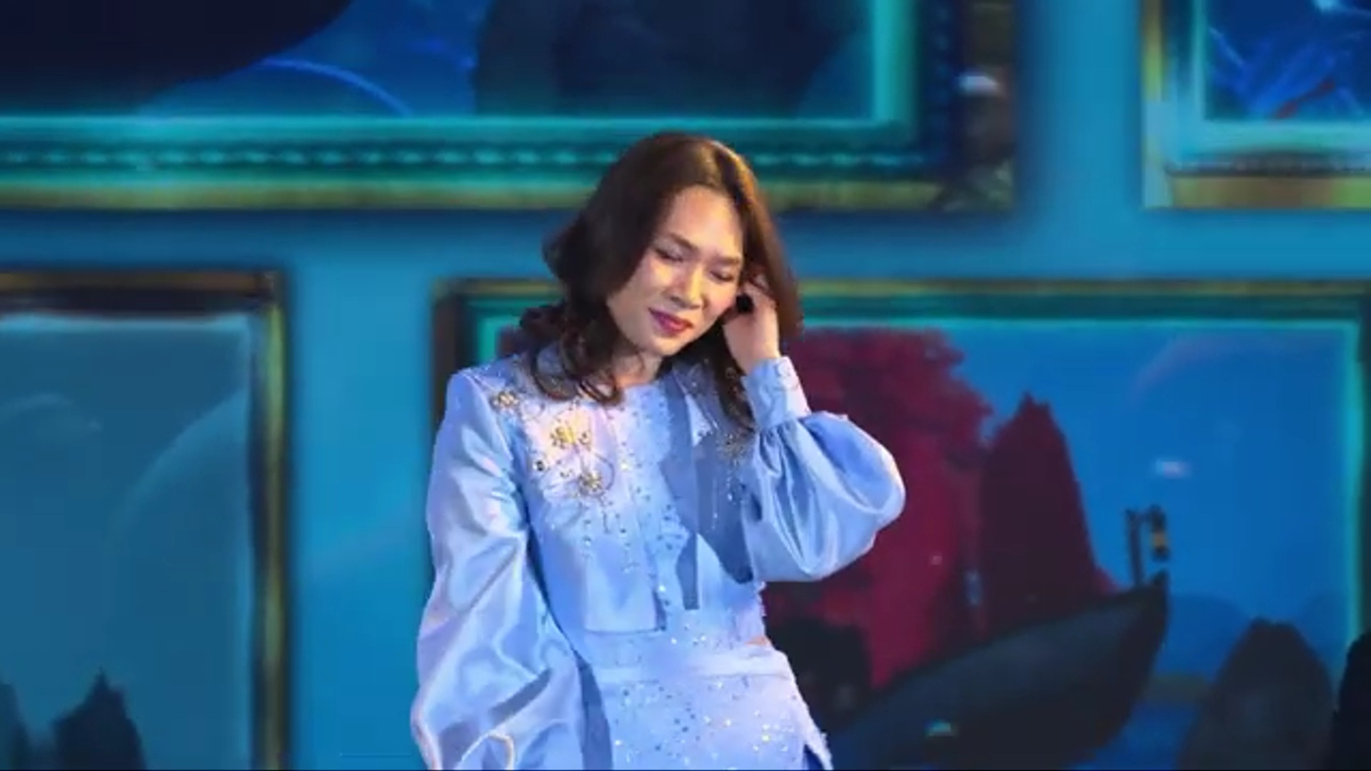 Mỹ Tâm gặp sự cố khi diễn ở Hạ Long, nhắc thẳng khán giả hút thuốc kém duyên- Ảnh 2. Mỹ Tâm gặp sự cố khi diễn ở Hạ Long, nhắc thẳng khán giả hút thuốc kém duyên- Ảnh 2.