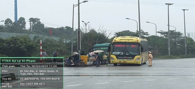 Nhồi nhét 67 khách trên xe 40 chỗ, nhà xe bị phạt gần 200 triệu đồng- Ảnh 1. Nhồi nhét 67 khách trên xe 40 chỗ, nhà xe bị phạt gần 200 triệu đồng- Ảnh 1.