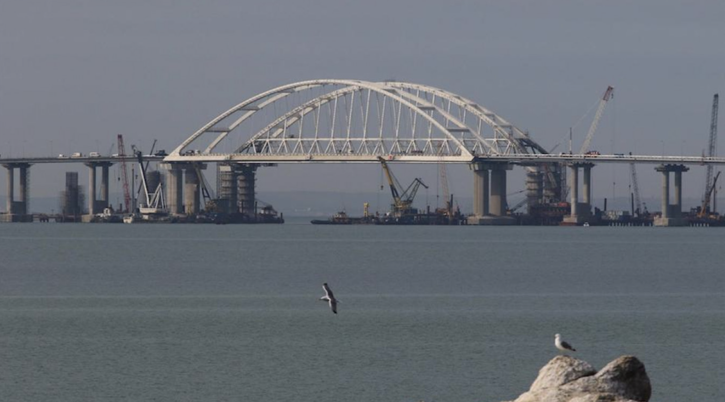 Crimea bị tấn công dữ dội, sân bay Nga rung chuyển- Ảnh 1. img