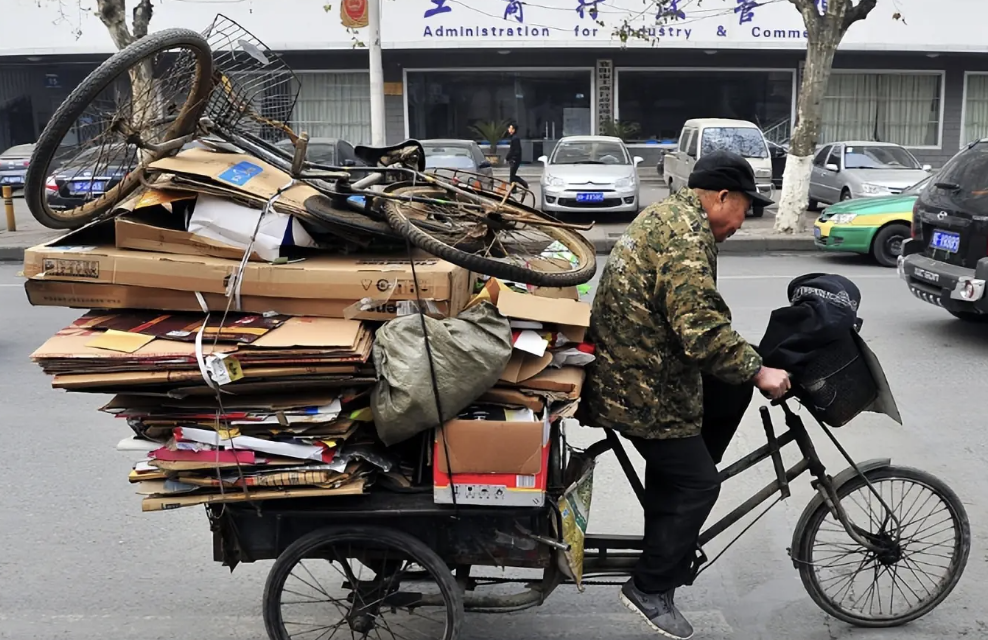 Người đàn ông nhặt phế liệu, ăn mặc cũ kỹ đến dự đám cưới cháu trai bị mọi người "dè bỉu": Khi thấy quà mừng, tất cả đều sửng sốt- Ảnh 1. Người đàn ông nhặt phế liệu, ăn mặc cũ kỹ đến dự đám cưới cháu trai bị mọi người "dè bỉu": Khi thấy quà mừng, tất cả đều sửng sốt- Ảnh 1.