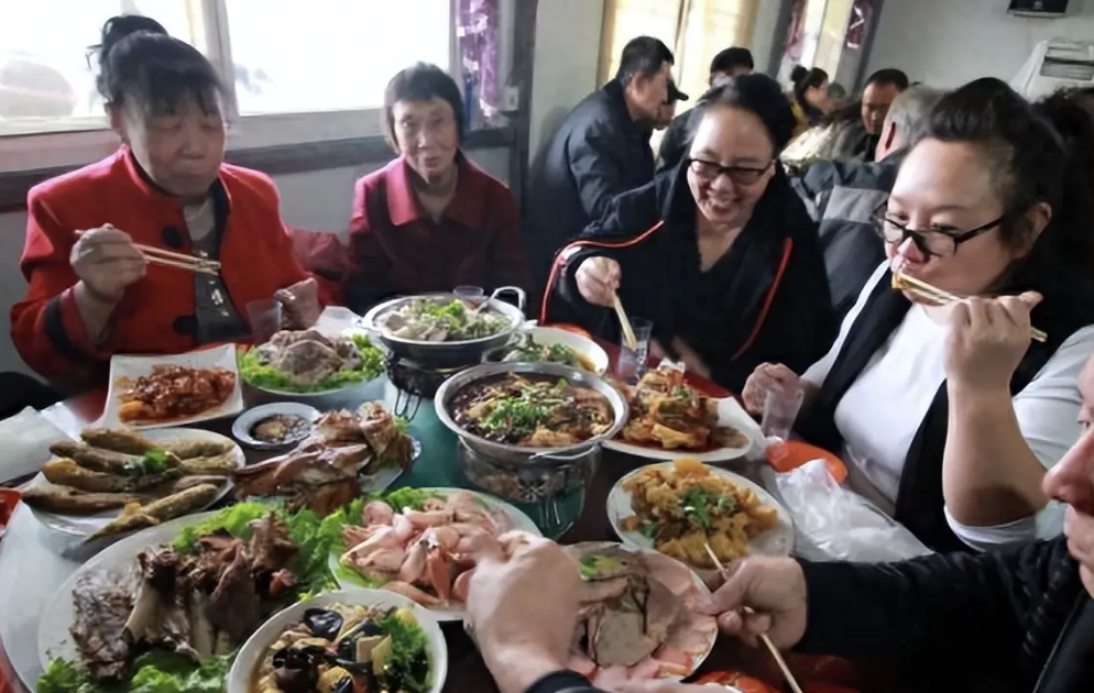 Người đàn ông nhặt phế liệu, ăn mặc cũ kỹ đến dự đám cưới cháu trai bị mọi người "dè bỉu": Khi thấy quà mừng, tất cả đều sửng sốt- Ảnh 4. Người đàn ông nhặt phế liệu, ăn mặc cũ kỹ đến dự đám cưới cháu trai bị mọi người "dè bỉu": Khi thấy quà mừng, tất cả đều sửng sốt- Ảnh 4.
