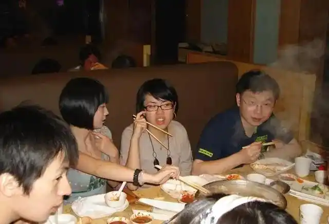 Họp lớp ở nhà hàng sang trọng, tưởng được “ăn chùa” nhờ bạn cũ đại gia, cả lớp ngỡ ngàng phút cuối vì bị chặn lại: Còn phải thanh toán 17 triệu đồng- Ảnh 1. Họp lớp ở nhà hàng sang trọng, tưởng được “ăn chùa” nhờ bạn cũ đại gia, cả lớp ngỡ ngàng phút cuối vì bị chặn lại: Còn phải thanh toán 17 triệu đồng- Ảnh 1.
