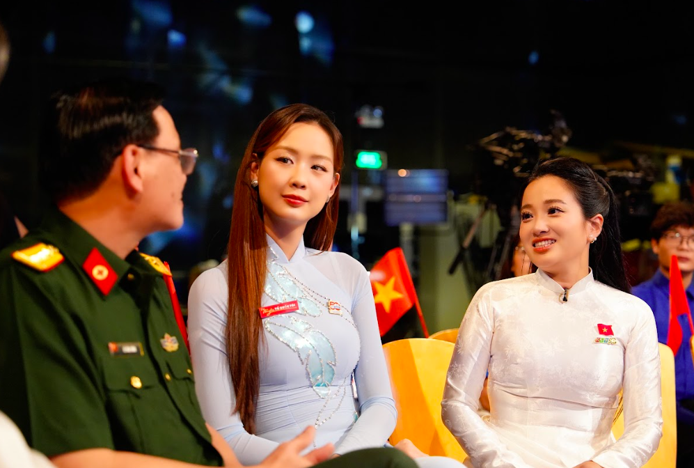 Bà xã NSƯT Quốc Cơ - MC Hồng Phượng hội ngộ cùng Hoa hậu Bảo Ngọc trong chương trình mừng đại lễ 30/4- Ảnh 3. Bà xã NSƯT Quốc Cơ - MC Hồng Phượng hội ngộ cùng Hoa hậu Bảo Ngọc trong chương trình mừng đại lễ 30/4- Ảnh 3.
