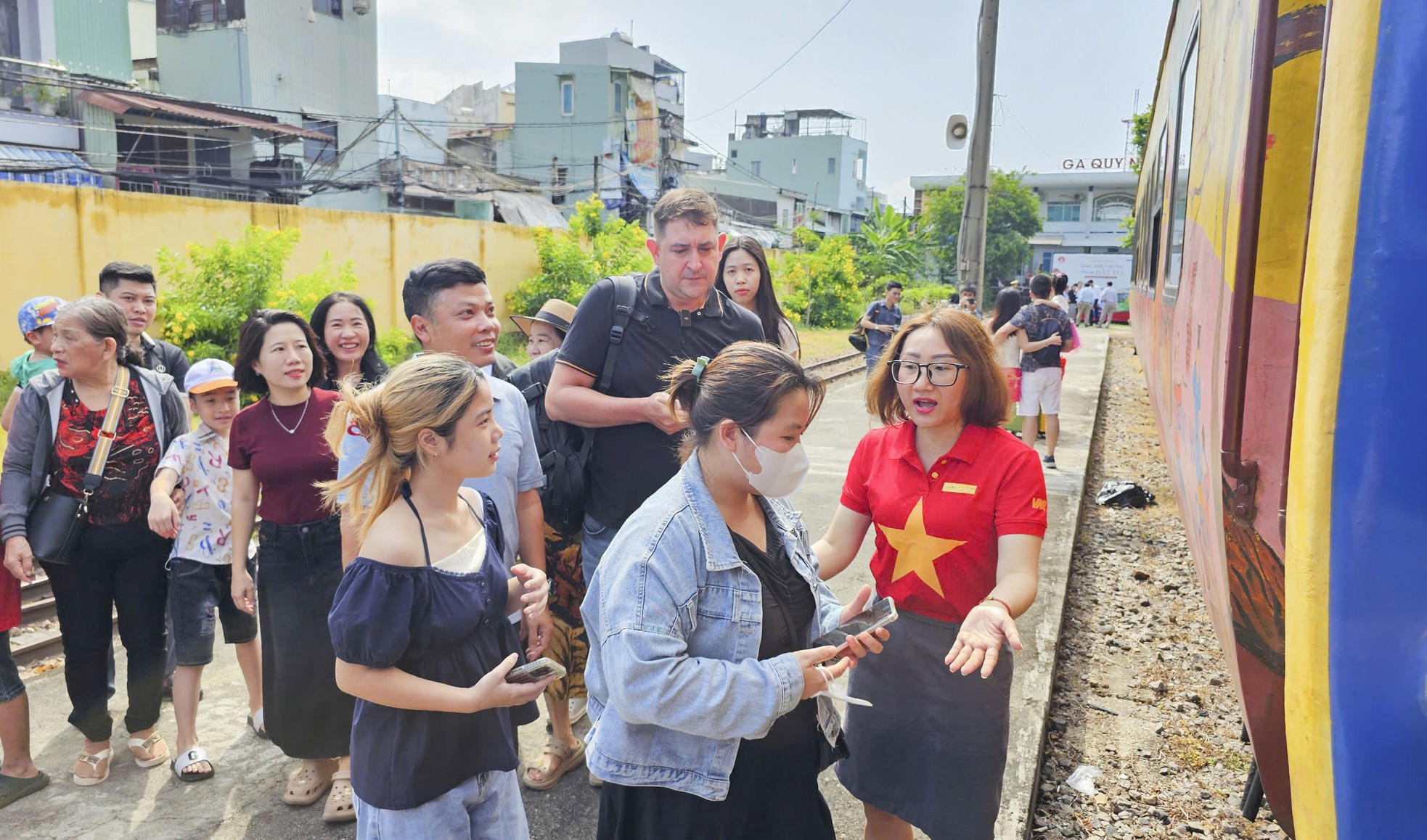 Du khách thích thú trải nghiệm chuyến tàu kết nối quá khứ và hiện tại- Ảnh 2. Du khách thích thú trải nghiệm chuyến tàu kết nối quá khứ và hiện tại- Ảnh 2.