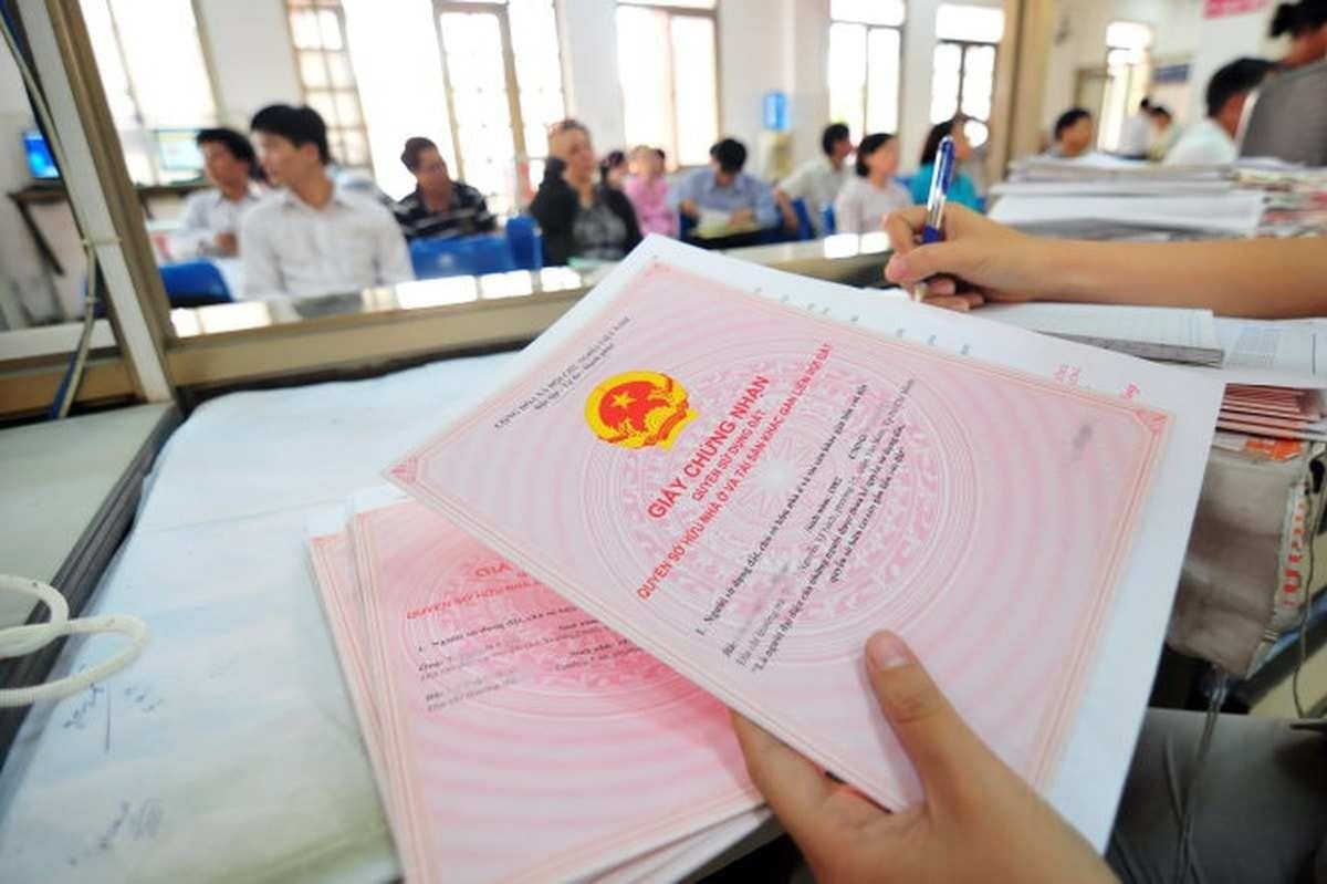 Đề xuất chính quyền xã cấp sổ đỏ cho người dân- Ảnh 1. Đề xuất chính quyền xã cấp sổ đỏ cho người dân- Ảnh 1.