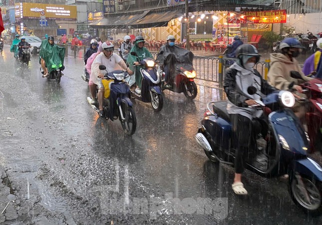 TPHCM sắp mưa lớn diện rộng, gây ngập nhiều nơi- Ảnh 1. TPHCM sắp mưa lớn diện rộng, gây ngập nhiều nơi- Ảnh 1.