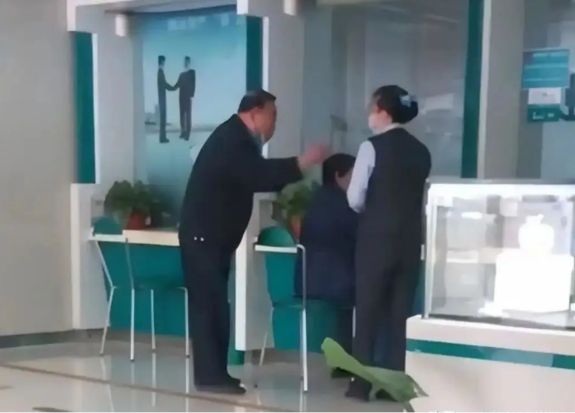 Người phụ nữ gửi tiết kiệm 21,4 tỷ đồng, sau 20 năm con trai đến rút tiền được ngân hàng thông báo: “Sổ tiết kiệm của mẹ anh không có hiệu lực”- Ảnh 1. Người phụ nữ gửi tiết kiệm 21,4 tỷ đồng, sau 20 năm con trai đến rút tiền được ngân hàng thông báo: “Sổ tiết kiệm của mẹ anh không có hiệu lực”- Ảnh 1.