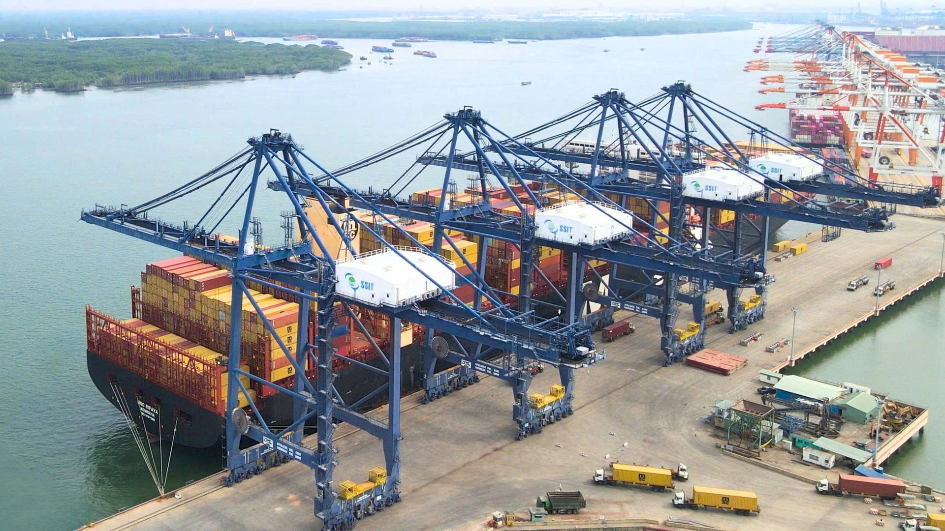 Cảng biển Việt Nam đón thành công một siêu tàu đang trên hải trình đến Bờ Tây Hoa Kỳ- Ảnh 1. Cảng biển Việt Nam đón thành công một siêu tàu đang trên hải trình đến Bờ Tây Hoa Kỳ- Ảnh 1.