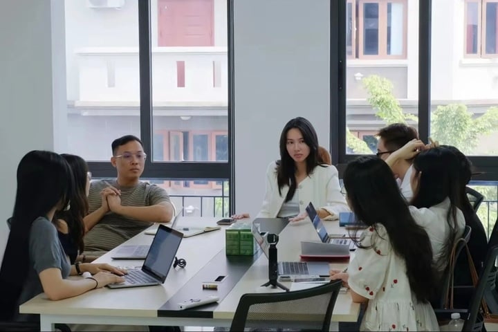 Mối quan hệ của Hoa hậu Thuỳ Tiên và Quang Linh Vlogs- Ảnh 4. Mối quan hệ của Hoa hậu Thuỳ Tiên và Quang Linh Vlogs- Ảnh 4.