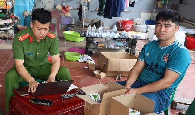 Bắt tạm giam chủ xưởng sản xuất mỹ phẩm giả đã "chốt" được 100.000 đơn hàng- Ảnh 1. Bắt tạm giam chủ xưởng sản xuất mỹ phẩm giả đã "chốt" được 100.000 đơn hàng- Ảnh 1.