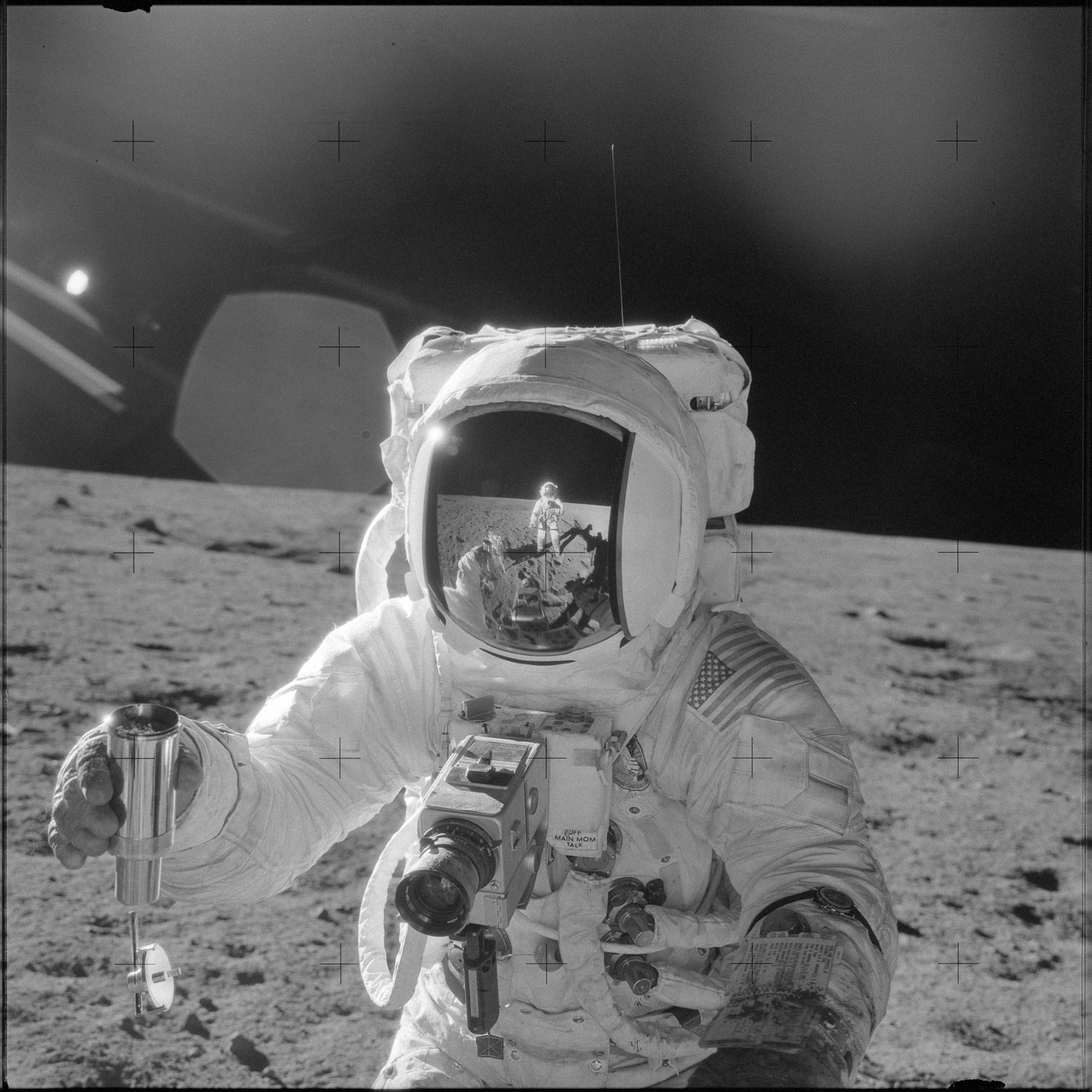 Neil Armstrong là người đầu tiên đặt chân lên Mặt Trăng, vậy ai là người chụp lại bức hình này?- Ảnh 4. Neil Armstrong là người đầu tiên đặt chân lên Mặt Trăng, vậy ai là người chụp lại bức hình này?- Ảnh 4.
