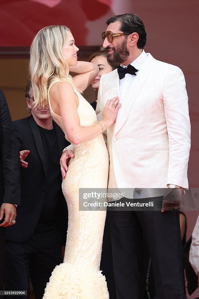 Nữ diễn viên '50 sắc thái' gầy trơ xương, mỹ nhân Pháp diện váy phản cảm tại Cannes- Ảnh 24. Nữ diễn viên '50 sắc thái' gầy trơ xương, mỹ nhân Pháp diện váy phản cảm tại Cannes- Ảnh 24.