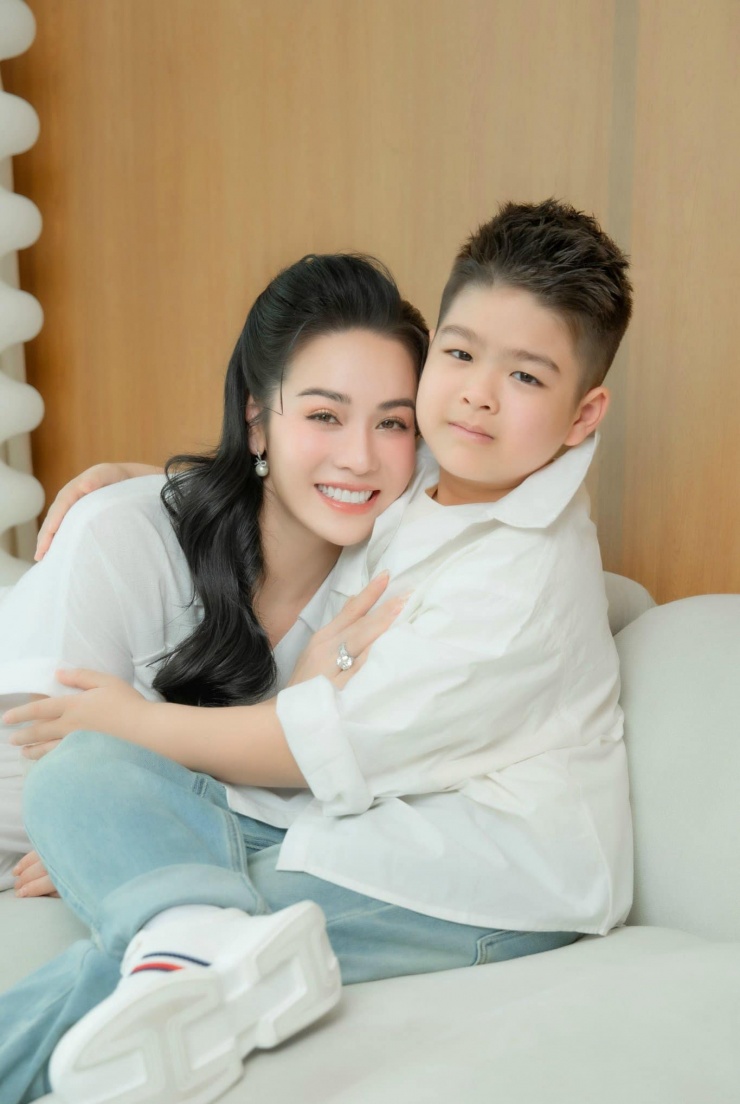 Cuộc sống của nữ nghệ sĩ sống trong biệt thự 500m2 tại quận Bình Tân, 40 tuổi sinh con, không lấy chồng- Ảnh 1. Cuộc sống của nữ nghệ sĩ sống trong biệt thự 500m2 tại quận Bình Tân, 40 tuổi sinh con, không lấy chồng- Ảnh 1.