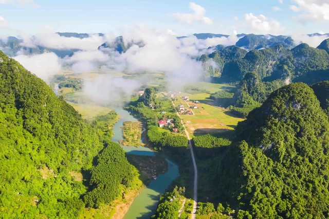 Du khách lần đầu tới tỉnh miền Trung, trầm trồ nhận xét: "Không ngờ lại đẹp như tranh vẽ!"- Ảnh 1. Du khách lần đầu tới tỉnh miền Trung, trầm trồ nhận xét: "Không ngờ lại đẹp như tranh vẽ!"- Ảnh 1.