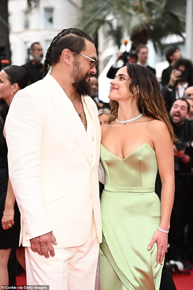 Nữ diễn viên '50 sắc thái' gầy trơ xương, mỹ nhân Pháp diện váy phản cảm tại Cannes- Ảnh 9. Nữ diễn viên '50 sắc thái' gầy trơ xương, mỹ nhân Pháp diện váy phản cảm tại Cannes- Ảnh 9.