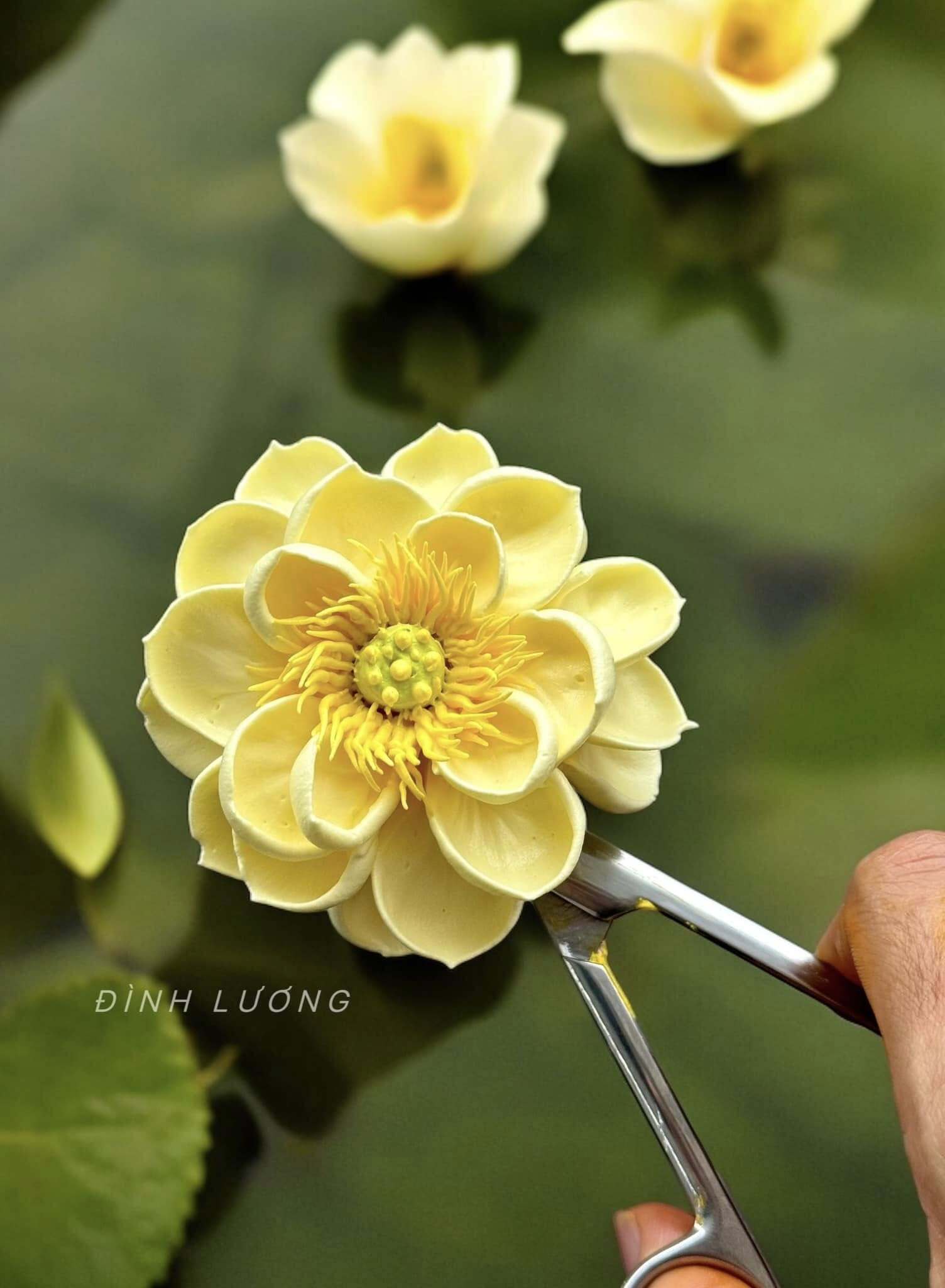 Chàng trai TP.HCM làm hoa bằng kem 'thật còn hơn cả hoa thật'- Ảnh 19. Chàng trai TP.HCM làm hoa bằng kem 'thật còn hơn cả hoa thật'- Ảnh 19.