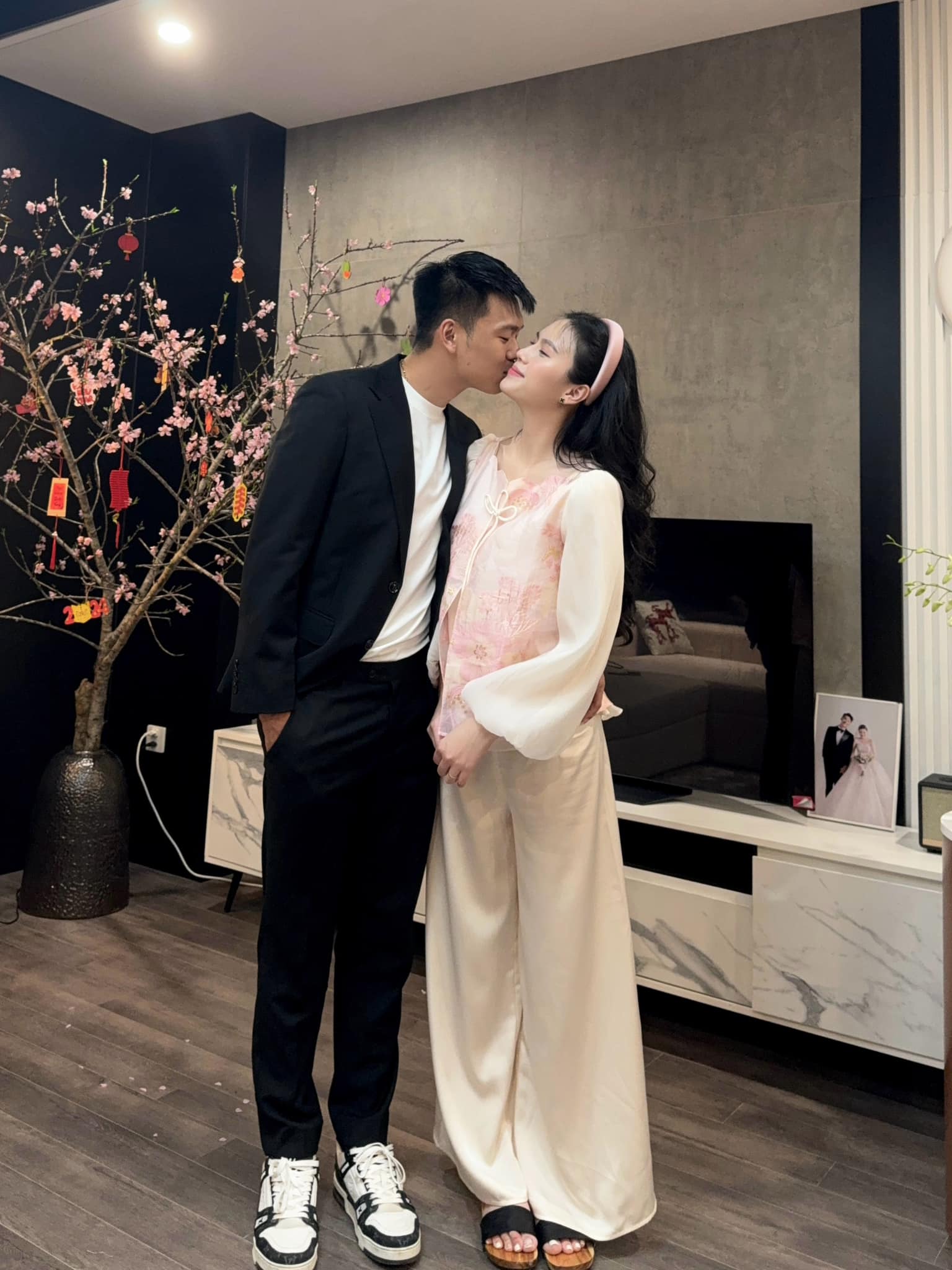 Tuyển thủ Việt Nam khoe biệt thự chục tỷ bề thế đang hoàn thiện, hoành tráng không kém nhà bạn thân - Văn Hậu-Hải My!- Ảnh 3. Tuyển thủ Việt Nam khoe biệt thự chục tỷ bề thế đang hoàn thiện, hoành tráng không kém nhà bạn thân - Văn Hậu-Hải My!- Ảnh 3.