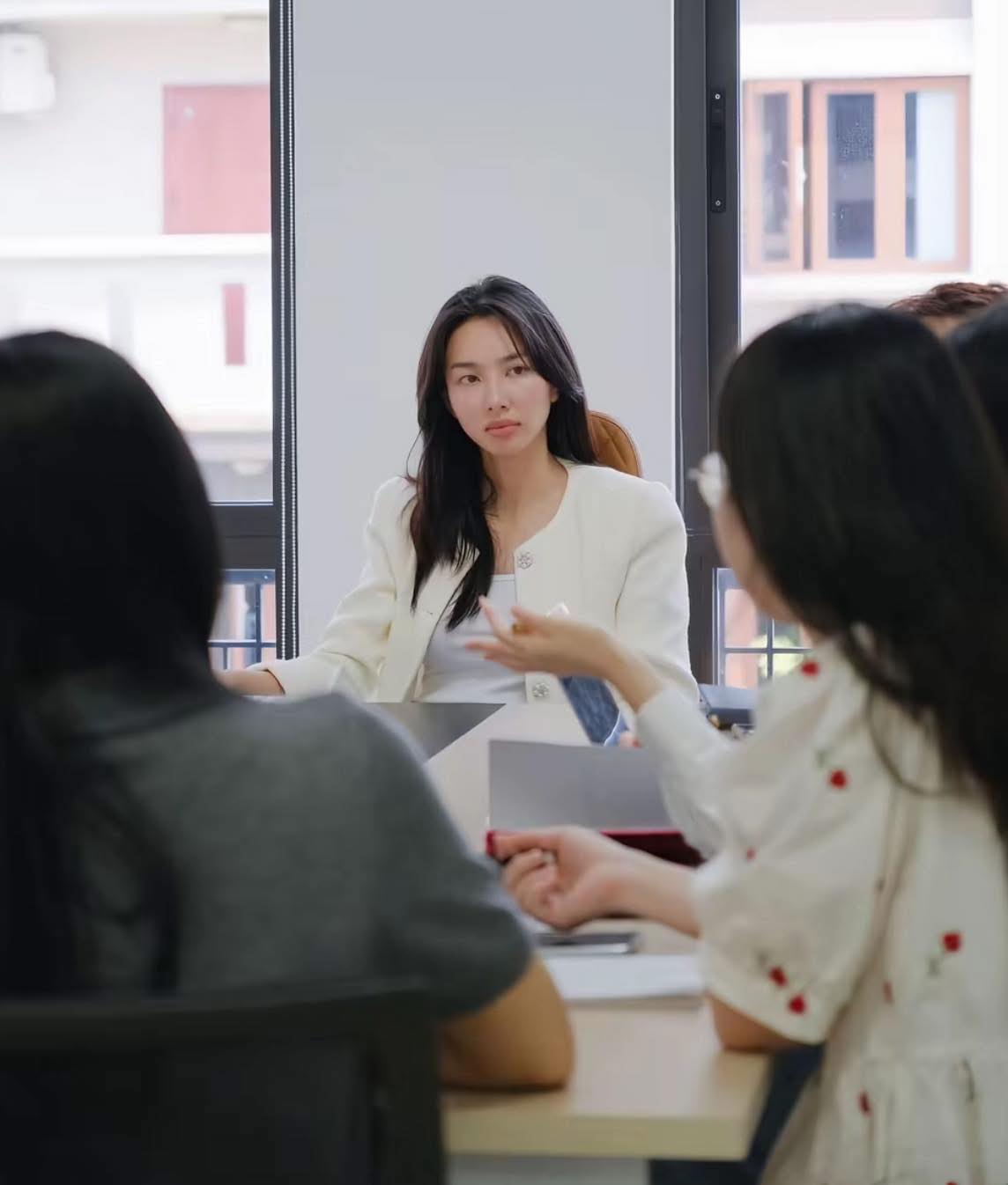 Khởi tố Nguyễn Thúc Thùy Tiên: Khi sự nổi tiếng không thể là vùng miễn trách nhiệm- Ảnh 3. Khởi tố Nguyễn Thúc Thùy Tiên: Khi sự nổi tiếng không thể là vùng miễn trách nhiệm- Ảnh 3.