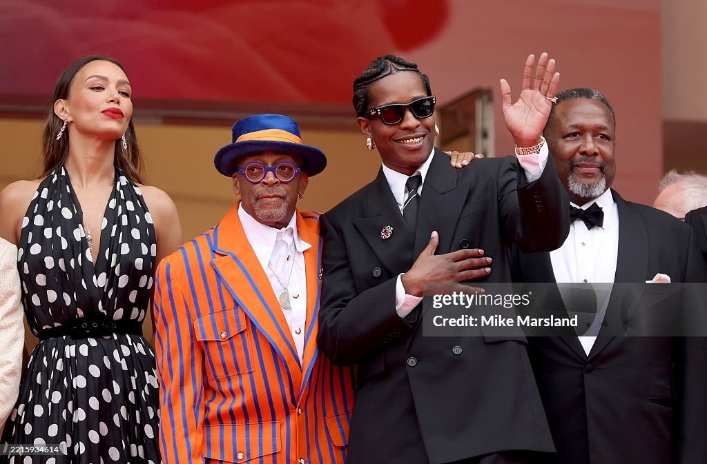 Nữ diễn viên '50 sắc thái' gầy trơ xương, mỹ nhân Pháp diện váy phản cảm tại Cannes- Ảnh 1. Nữ diễn viên '50 sắc thái' gầy trơ xương, mỹ nhân Pháp diện váy phản cảm tại Cannes- Ảnh 1.