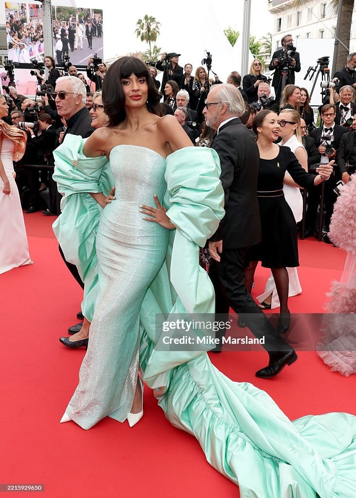 Nữ diễn viên '50 sắc thái' gầy trơ xương, mỹ nhân Pháp diện váy phản cảm tại Cannes- Ảnh 20. Nữ diễn viên '50 sắc thái' gầy trơ xương, mỹ nhân Pháp diện váy phản cảm tại Cannes- Ảnh 20.