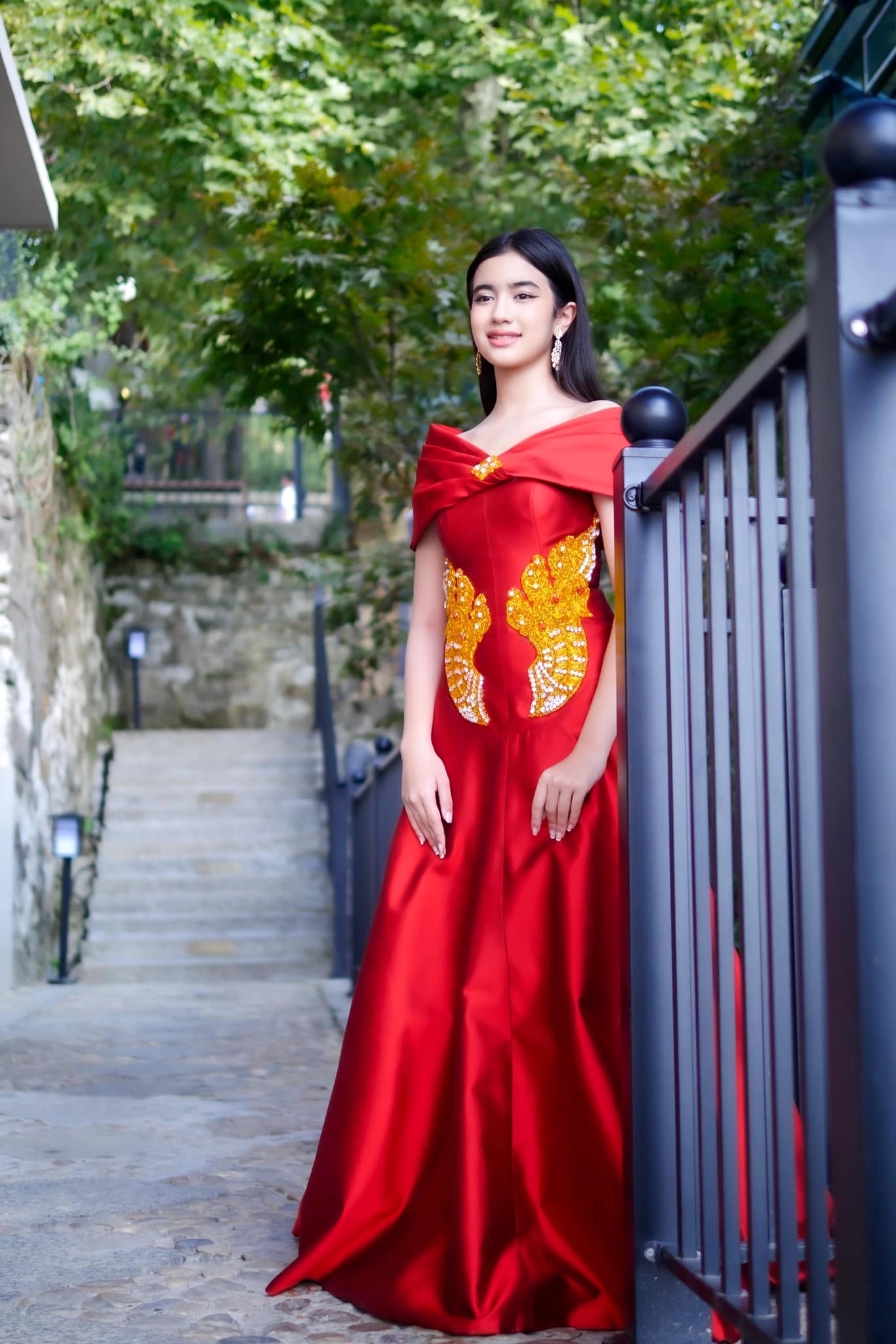 Công chúa Campuchia gây sốt với phong cách đẹp chuẩn hoàng gia: Váy công chúa phiên bản đời thực là đây!- Ảnh 10. Công chúa Campuchia gây sốt với phong cách đẹp chuẩn hoàng gia: Váy công chúa phiên bản đời thực là đây!- Ảnh 10.