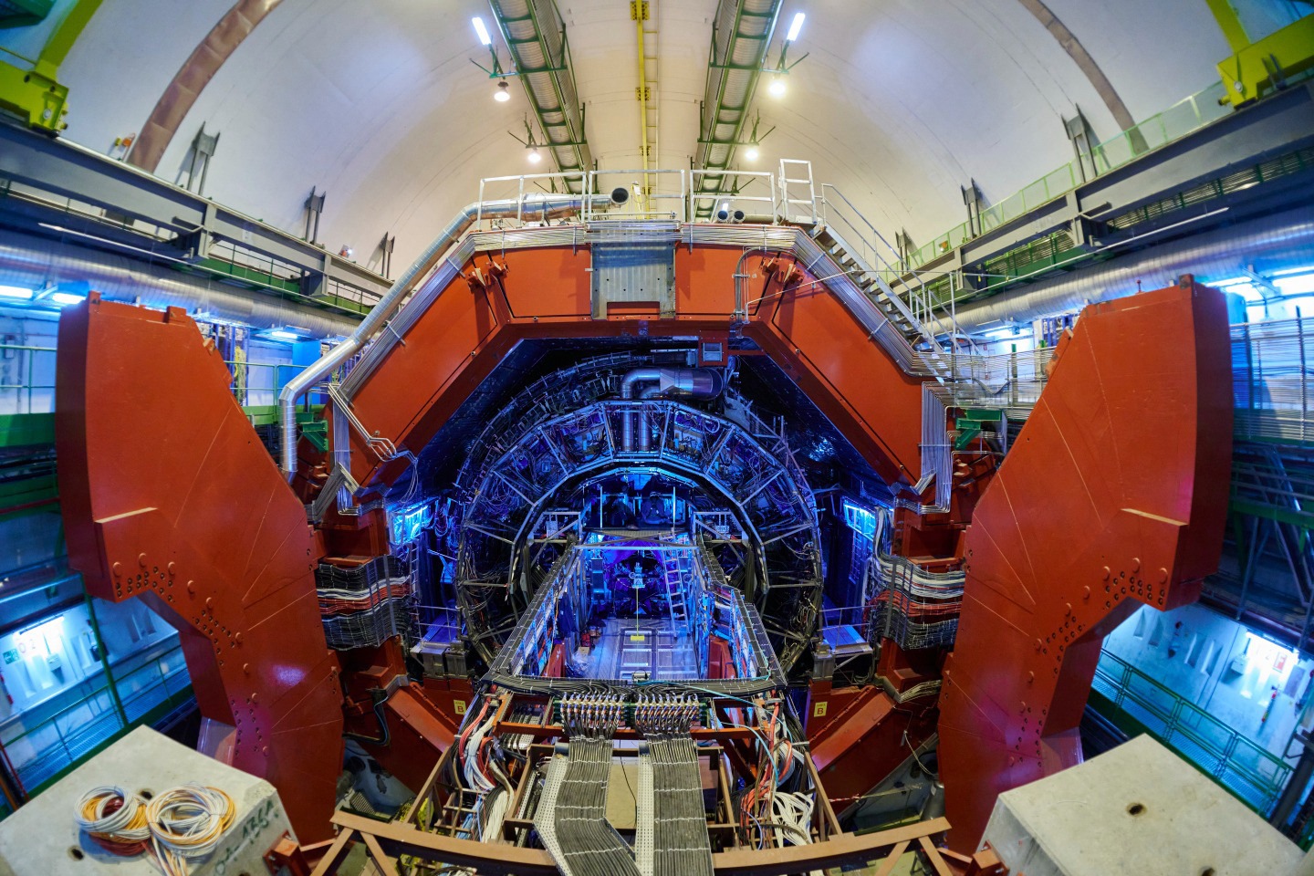 'Giả kim thuật' là điều hoàn toàn có thực: Các nhà vật lý tại CERN đã có thể biến chì thành vàng- Ảnh 4. 'Giả kim thuật' là điều hoàn toàn có thực: Các nhà vật lý tại CERN đã có thể biến chì thành vàng- Ảnh 4.