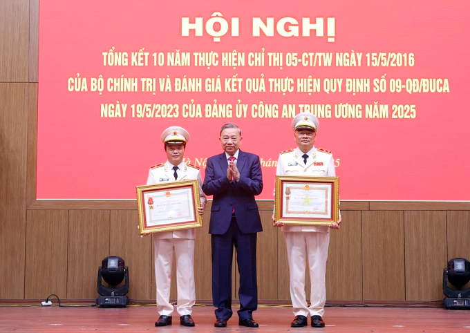 Trung tướng Tô Ân Xô, Trợ lý Tổng Bí thư, được tặng Huân chương Quân công hạng Ba- Ảnh 1. Trung tướng Tô Ân Xô, Trợ lý Tổng Bí thư, được tặng Huân chương Quân công hạng Ba- Ảnh 1.