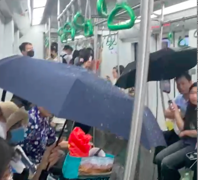 Hành khách đi tàu metro Cát Linh - Hà Đông phải che ô vì dột nước- Ảnh 1. Hành khách đi tàu metro Cát Linh - Hà Đông phải che ô vì dột nước- Ảnh 1.