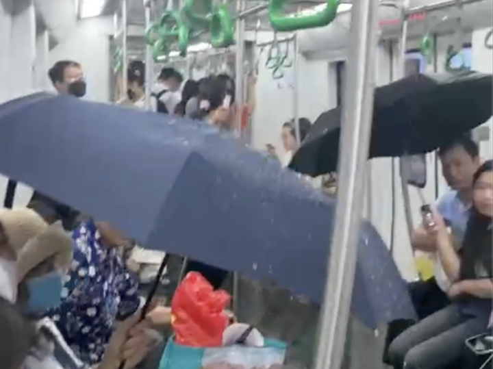 Hành khách đi tàu Cát Linh - Hà Đông phải che ô: Hanoi Metro báo cáo gì?- Ảnh 1. Hành khách đi tàu Cát Linh - Hà Đông phải che ô: Hanoi Metro báo cáo gì?- Ảnh 1.