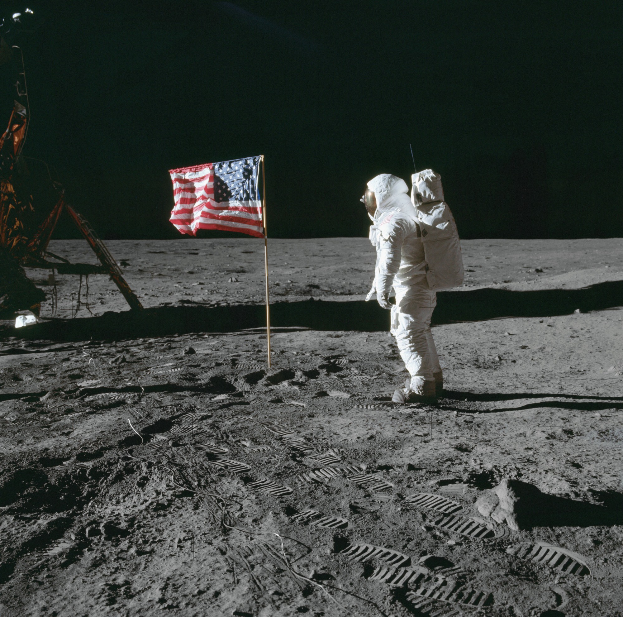 Neil Armstrong là người đầu tiên đặt chân lên Mặt Trăng, vậy ai là người chụp lại bức hình này?- Ảnh 2. Neil Armstrong là người đầu tiên đặt chân lên Mặt Trăng, vậy ai là người chụp lại bức hình này?- Ảnh 2.