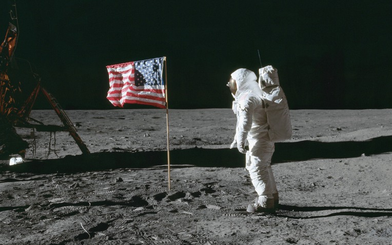 Neil Armstrong là người đầu tiên đặt chân lên Mặt Trăng, vậy ai là người chụp lại bức hình này?- Ảnh 1. Neil Armstrong là người đầu tiên đặt chân lên Mặt Trăng, vậy ai là người chụp lại bức hình này?- Ảnh 1.