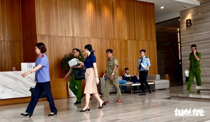 Khám xét nơi ở của Hoa hậu Nguyễn Thúc Thùy Tiên tại quận 4, lực lượng chức năng thu về nhiều tài liệu- Ảnh 2. Khám xét nơi ở của Hoa hậu Nguyễn Thúc Thùy Tiên tại quận 4, lực lượng chức năng thu về nhiều tài liệu- Ảnh 2.