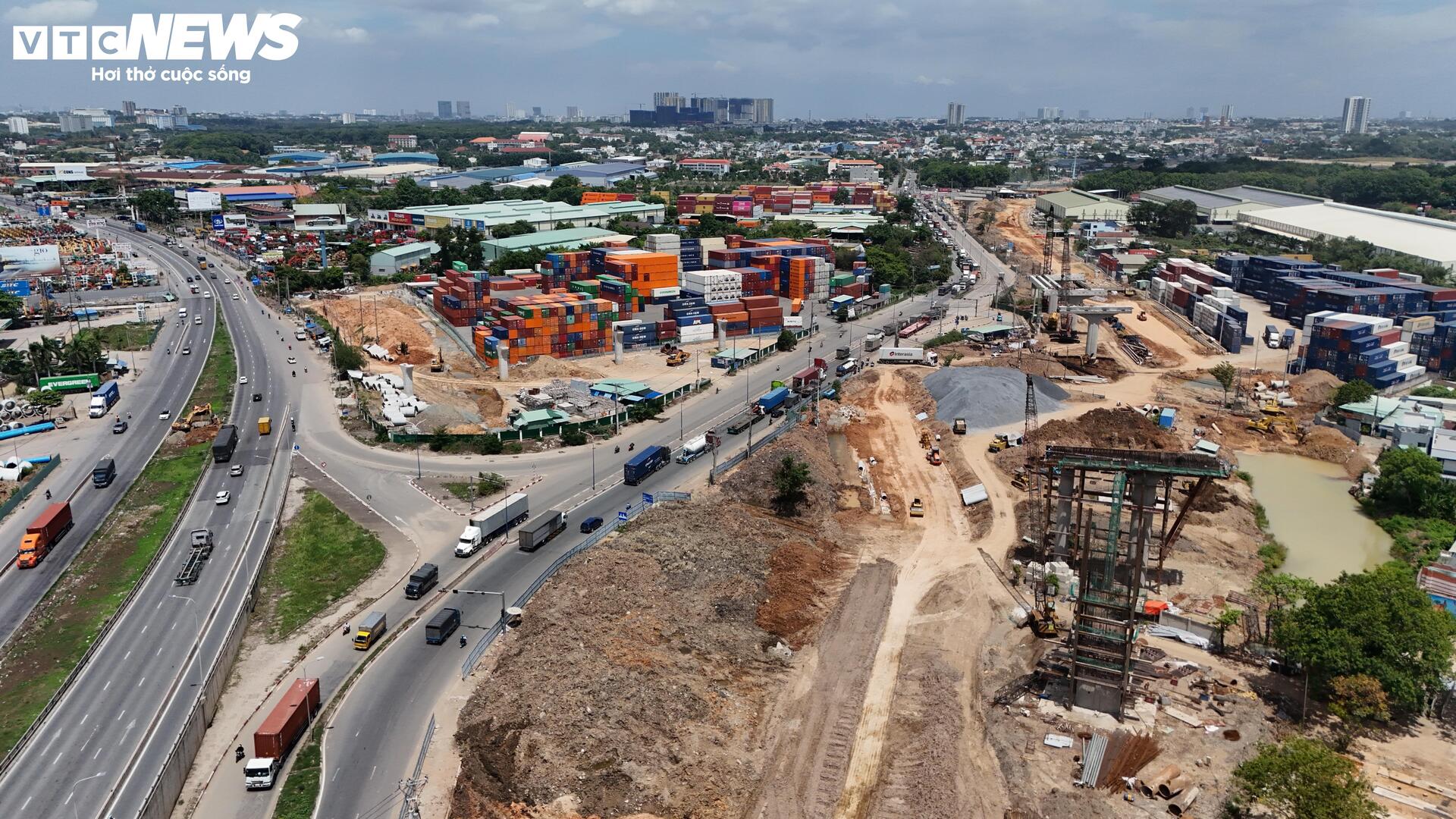 Toàn cảnh nút giao đồ sộ nhất Vành đai 3 TP.HCM vào giai đoạn nước rút- Ảnh 2. Toàn cảnh nút giao đồ sộ nhất Vành đai 3 TP.HCM vào giai đoạn nước rút- Ảnh 2.