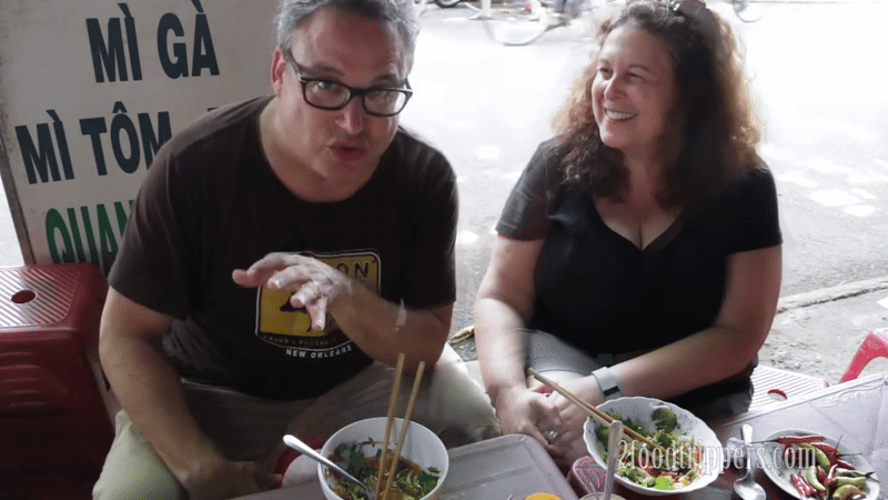 Khách Tây thốt lên 1 câu khi đến Việt Nam: Giờ chúng tôi đã hiểu tại sao ở đây người ta ăn nhiều bữa thế!- Ảnh 5.