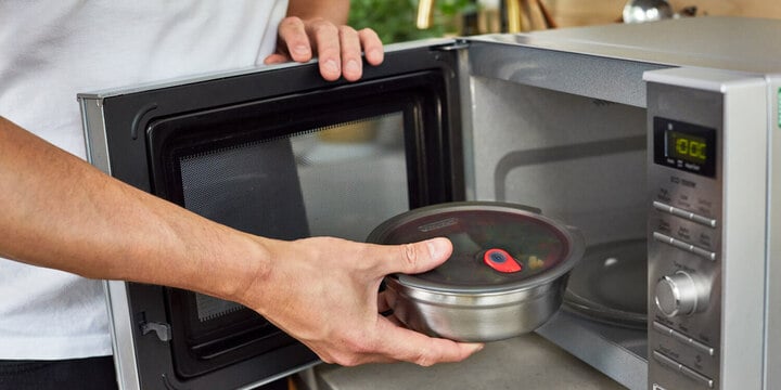 Vì sao không được cho đồ kim loại vào lò vi sóng?- Ảnh 1. Vì sao không được cho đồ kim loại vào lò vi sóng?- Ảnh 1.