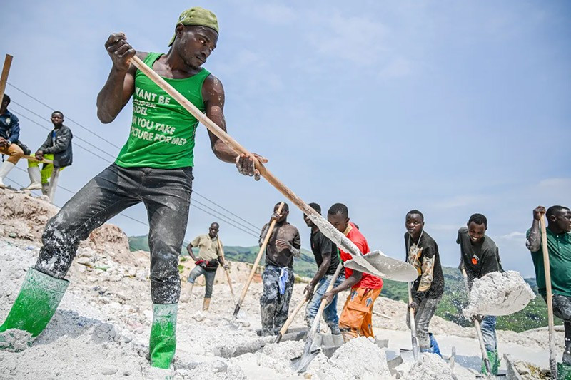 Bên trong 'mỏ vàng đen' coltan Congo nuôi sống thế giới công nghệ- Ảnh 1. Bên trong 'mỏ vàng đen' coltan Congo nuôi sống thế giới công nghệ- Ảnh 1.