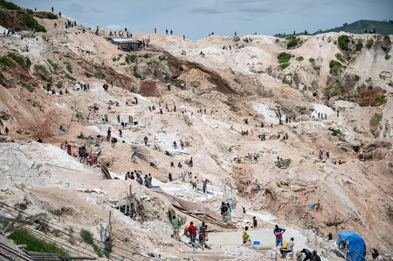 Bên trong 'mỏ vàng đen' coltan Congo nuôi sống thế giới công nghệ- Ảnh 2. Bên trong 'mỏ vàng đen' coltan Congo nuôi sống thế giới công nghệ- Ảnh 2.