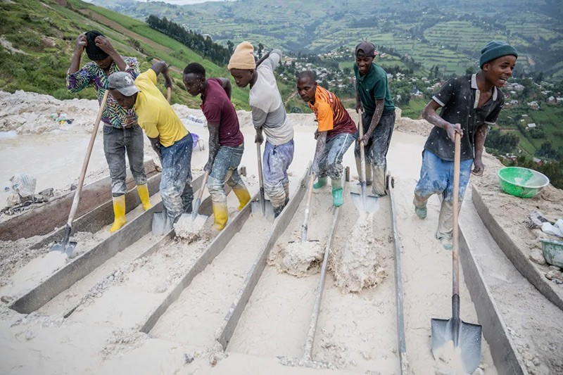 Bên trong 'mỏ vàng đen' coltan Congo nuôi sống thế giới công nghệ- Ảnh 3. Bên trong 'mỏ vàng đen' coltan Congo nuôi sống thế giới công nghệ- Ảnh 3.