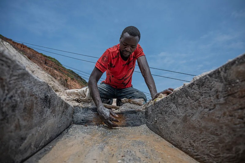 Bên trong 'mỏ vàng đen' coltan Congo nuôi sống thế giới công nghệ- Ảnh 4. Bên trong 'mỏ vàng đen' coltan Congo nuôi sống thế giới công nghệ- Ảnh 4.