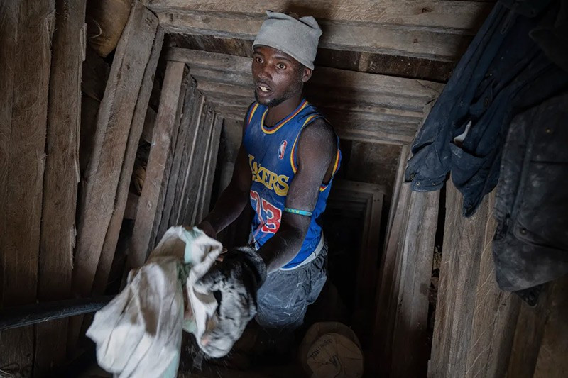 Bên trong 'mỏ vàng đen' coltan Congo nuôi sống thế giới công nghệ- Ảnh 5. Bên trong 'mỏ vàng đen' coltan Congo nuôi sống thế giới công nghệ- Ảnh 5.
