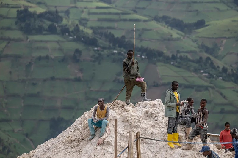 Bên trong 'mỏ vàng đen' coltan Congo nuôi sống thế giới công nghệ- Ảnh 6. Bên trong 'mỏ vàng đen' coltan Congo nuôi sống thế giới công nghệ- Ảnh 6.