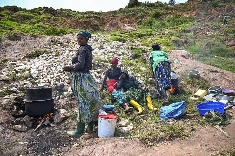 Bên trong 'mỏ vàng đen' coltan Congo nuôi sống thế giới công nghệ- Ảnh 7. Bên trong 'mỏ vàng đen' coltan Congo nuôi sống thế giới công nghệ- Ảnh 7.