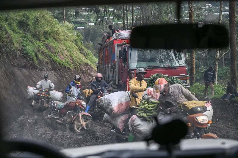 Bên trong 'mỏ vàng đen' coltan Congo nuôi sống thế giới công nghệ- Ảnh 8. Bên trong 'mỏ vàng đen' coltan Congo nuôi sống thế giới công nghệ- Ảnh 8.