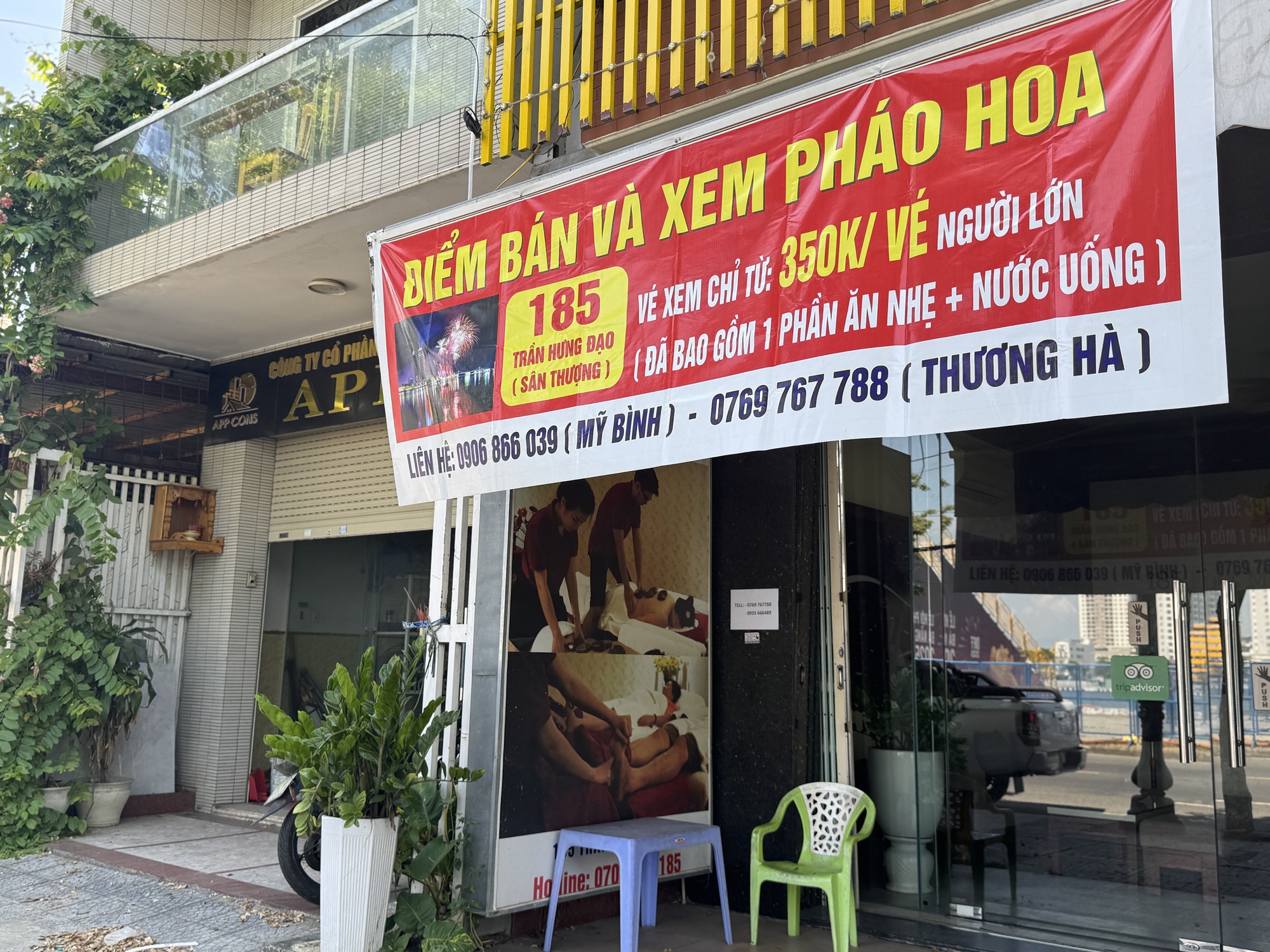Vé xem pháo hoa Đà Nẵng được rao bán sôi động, giá cao nhất lên tới 5 triệu đồng- Ảnh 1. Vé xem pháo hoa Đà Nẵng được rao bán sôi động, giá cao nhất lên tới 5 triệu đồng- Ảnh 1.