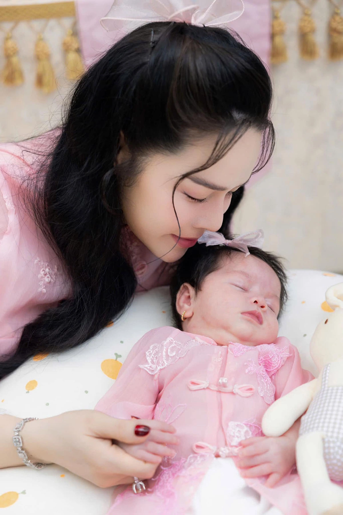 Cuộc sống của nữ nghệ sĩ sống trong biệt thự 500m2 tại quận Bình Tân, 40 tuổi sinh con, không lấy chồng- Ảnh 4. Cuộc sống của nữ nghệ sĩ sống trong biệt thự 500m2 tại quận Bình Tân, 40 tuổi sinh con, không lấy chồng- Ảnh 4.