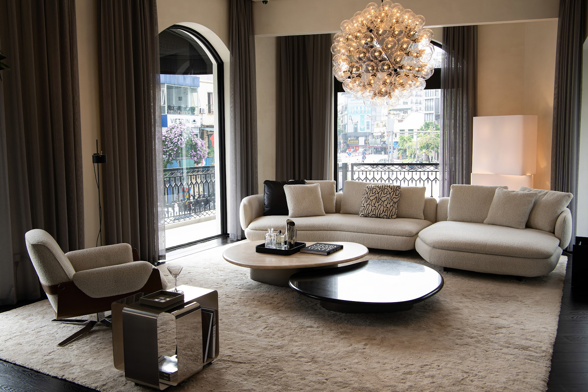 Đại gia tộc nắm trong tay đế chế nội thất cao cấp đích thân tới Việt Nam mở showroom monobrand đầu tiên: Vị trí “đất vàng” giữa thủ đô- Ảnh 6. Đại gia tộc nắm trong tay đế chế nội thất cao cấp đích thân tới Việt Nam mở showroom monobrand đầu tiên: Vị trí “đất vàng” giữa thủ đô- Ảnh 6.