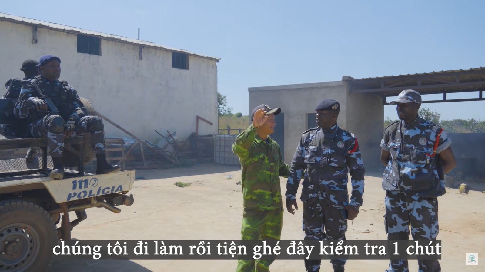Cảnh sát bất ngờ đến trang trại team Quang Linh châu Phi, chuyện gì đã xảy ra?- Ảnh 1. Cảnh sát bất ngờ đến trang trại team Quang Linh châu Phi, chuyện gì đã xảy ra?- Ảnh 1.
