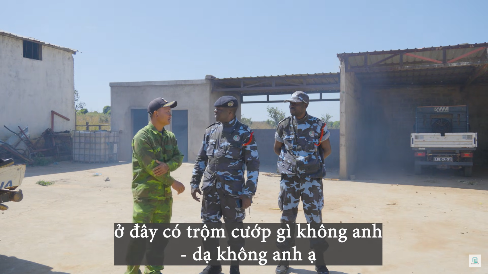 Cảnh sát bất ngờ đến trang trại team Quang Linh châu Phi, chuyện gì đã xảy ra?- Ảnh 2. Cảnh sát bất ngờ đến trang trại team Quang Linh châu Phi, chuyện gì đã xảy ra?- Ảnh 2.