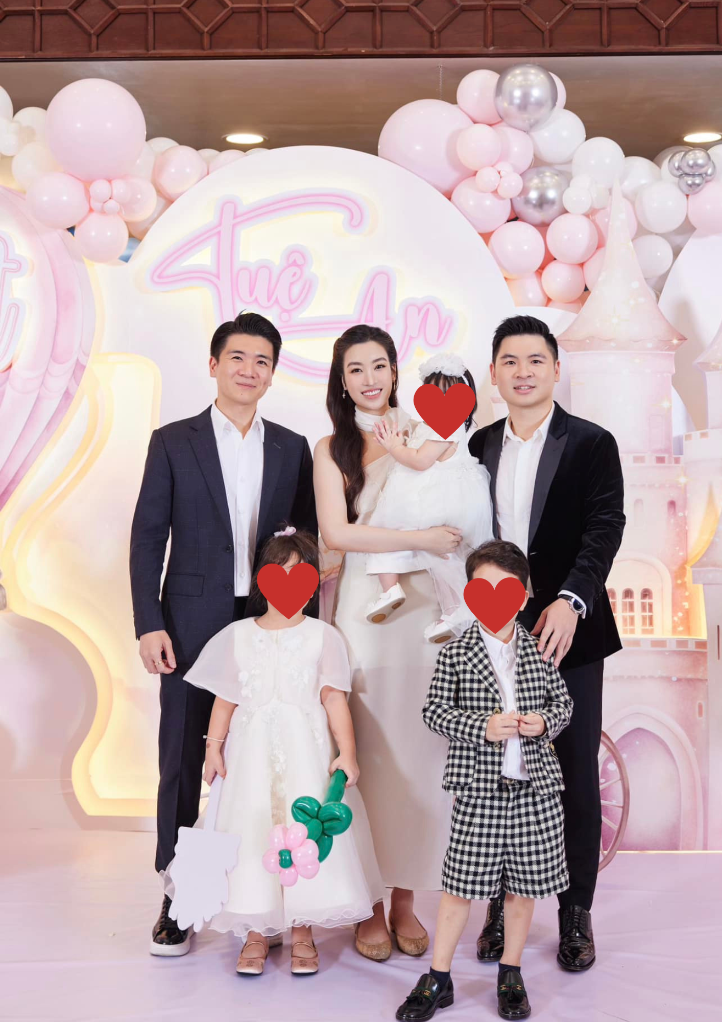 Cậu cả nhà bầu Hiển lọt 'cam thường' trên SVĐ: Cậu cả nhà bầu Hiển lọt 'cam thường' trên SVĐ:
